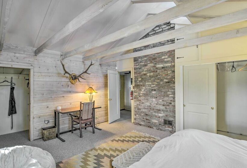 Scenic Lake Almanor Home W/ Mountain Views!