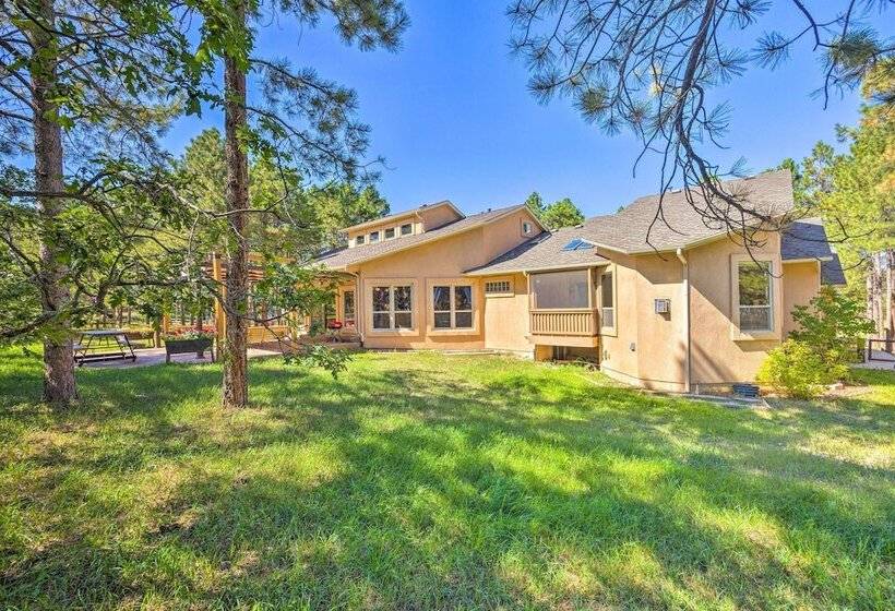 Serene Monument Sanctuary W/ Patio & Fire Pit!