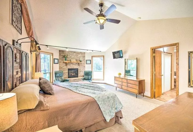 Serene Monument Sanctuary W/ Patio & Fire Pit!