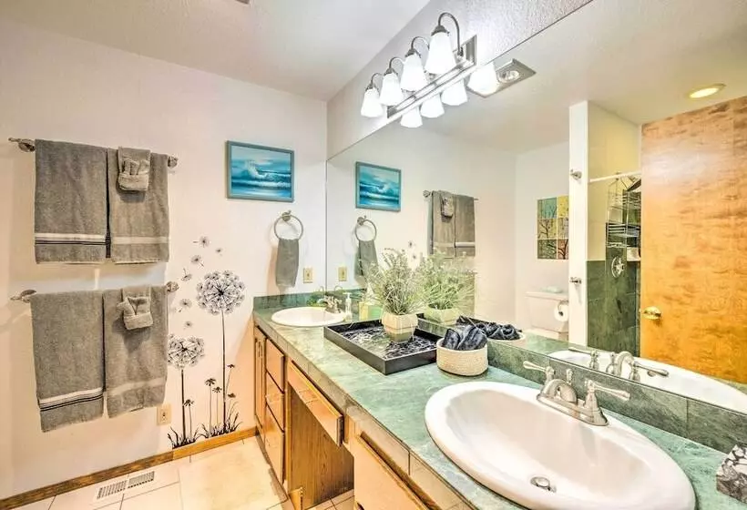 Serene Monument Sanctuary W/ Patio & Fire Pit!