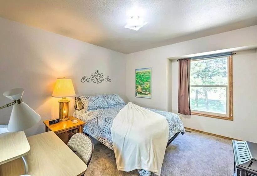 Serene Monument Sanctuary W/ Patio & Fire Pit!