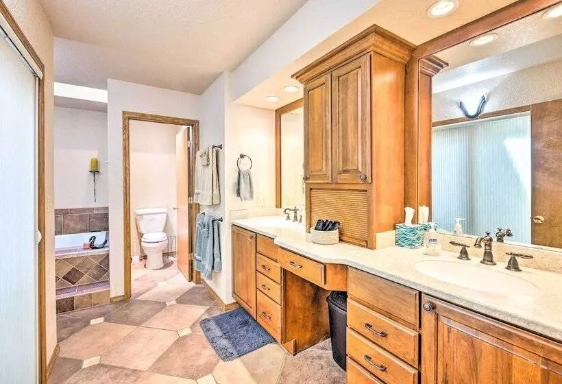 Serene Monument Sanctuary W/ Patio & Fire Pit!