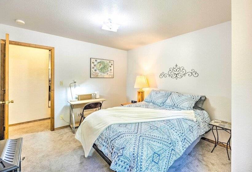 Serene Monument Sanctuary W/ Patio & Fire Pit!