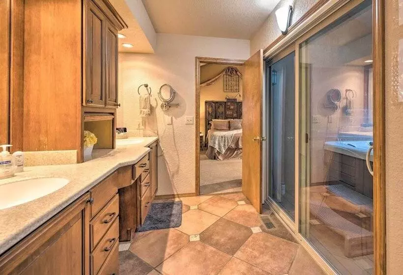 Serene Monument Sanctuary W/ Patio & Fire Pit!