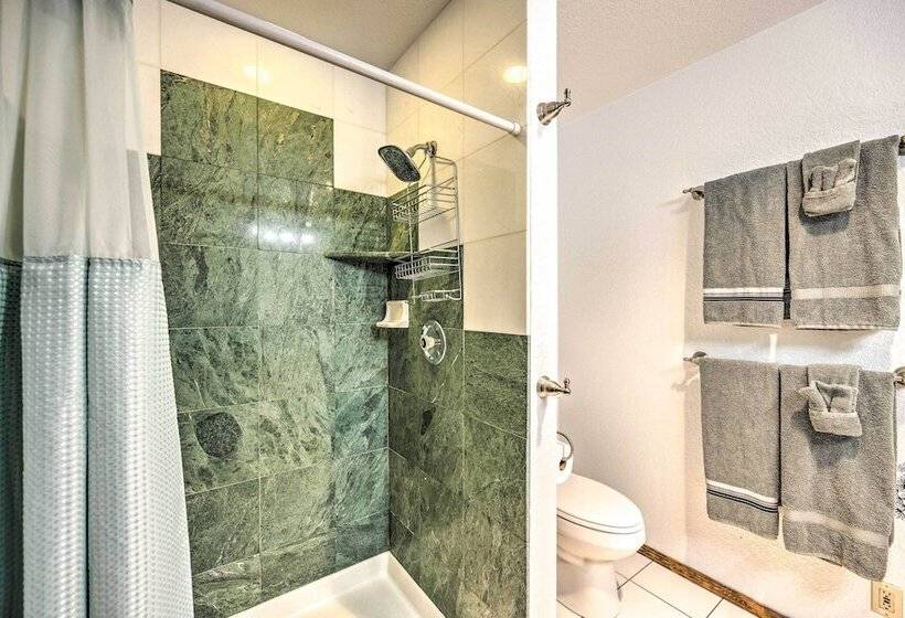 Serene Monument Sanctuary W/ Patio & Fire Pit!