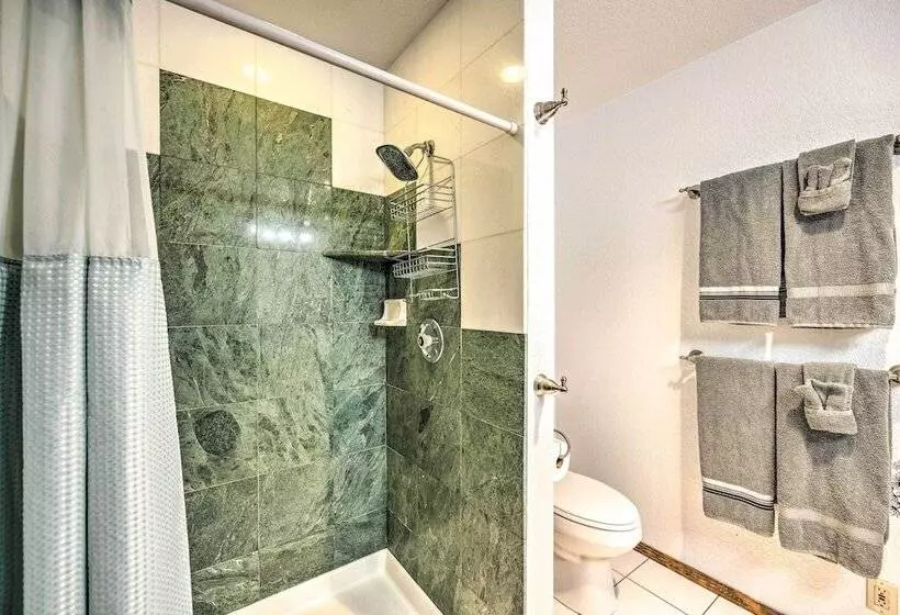 Serene Monument Sanctuary W/ Patio & Fire Pit!