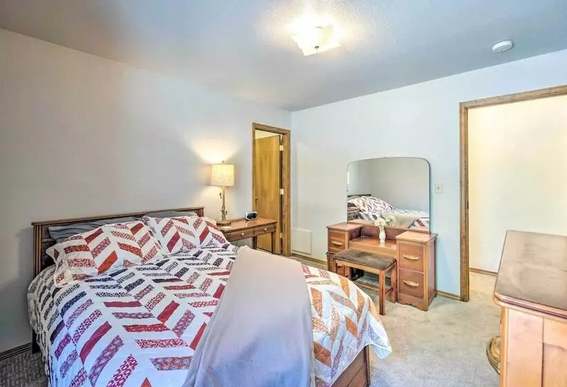 Serene Monument Sanctuary W/ Patio & Fire Pit!