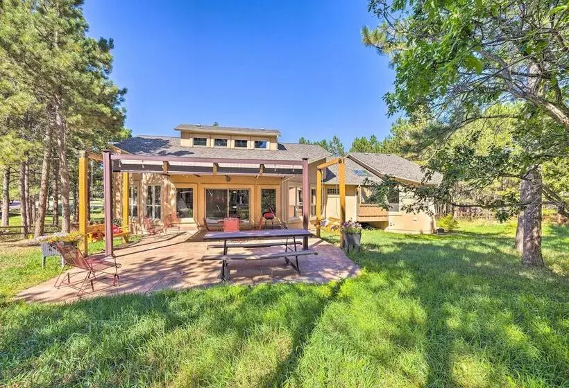 Serene Monument Sanctuary W/ Patio & Fire Pit!
