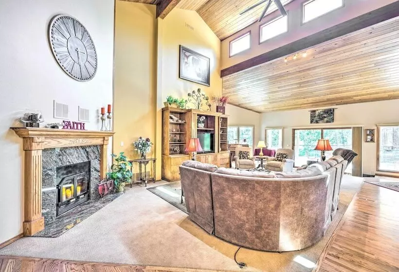 Serene Monument Sanctuary W/ Patio & Fire Pit!