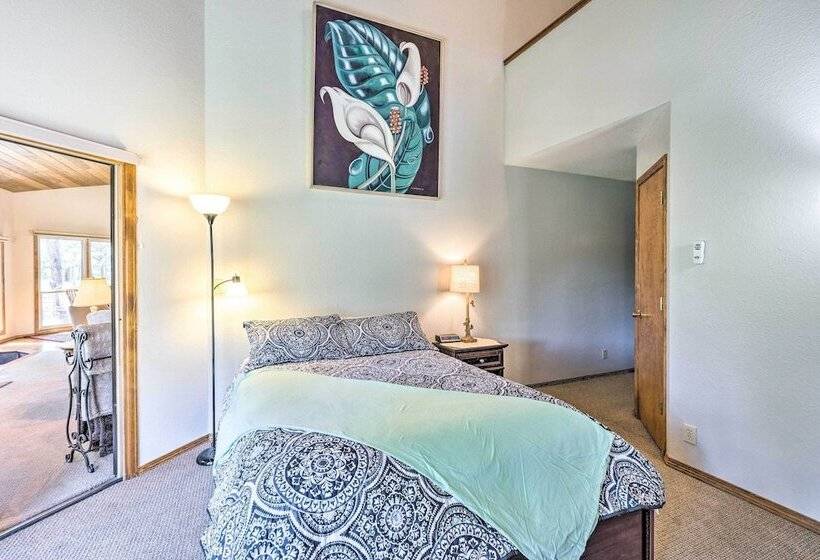 Serene Monument Sanctuary W/ Patio & Fire Pit!