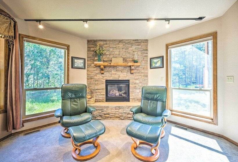 Serene Monument Sanctuary W/ Patio & Fire Pit!