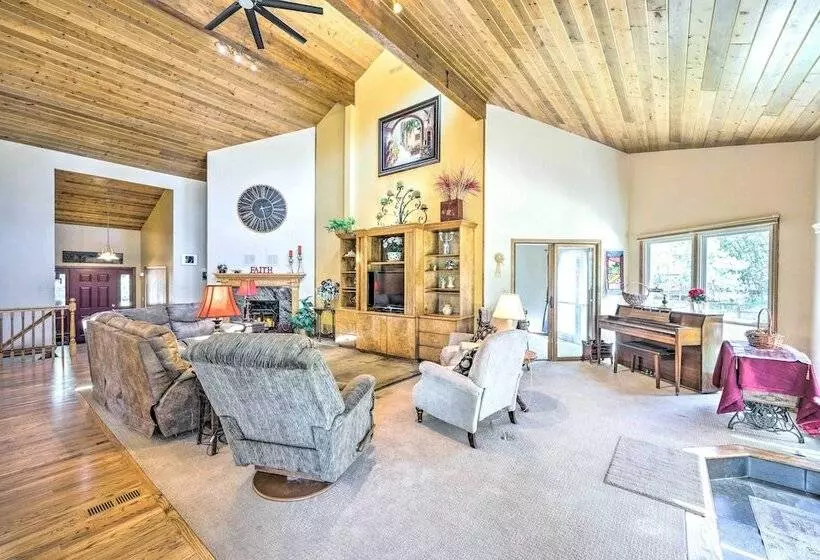 Serene Monument Sanctuary W/ Patio & Fire Pit!