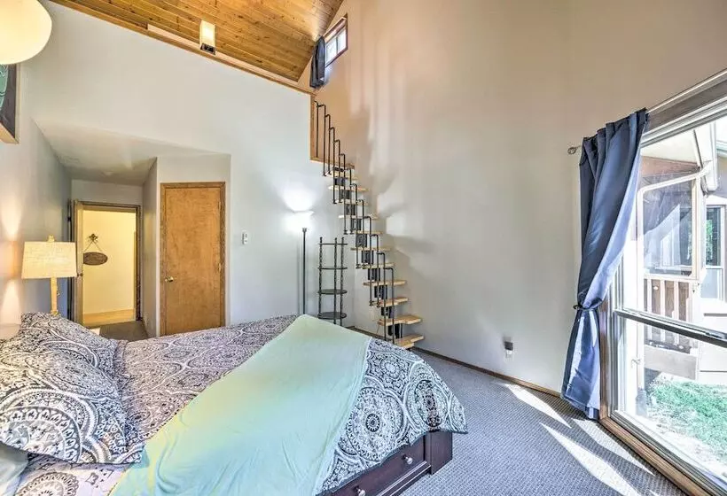 Serene Monument Sanctuary W/ Patio & Fire Pit!