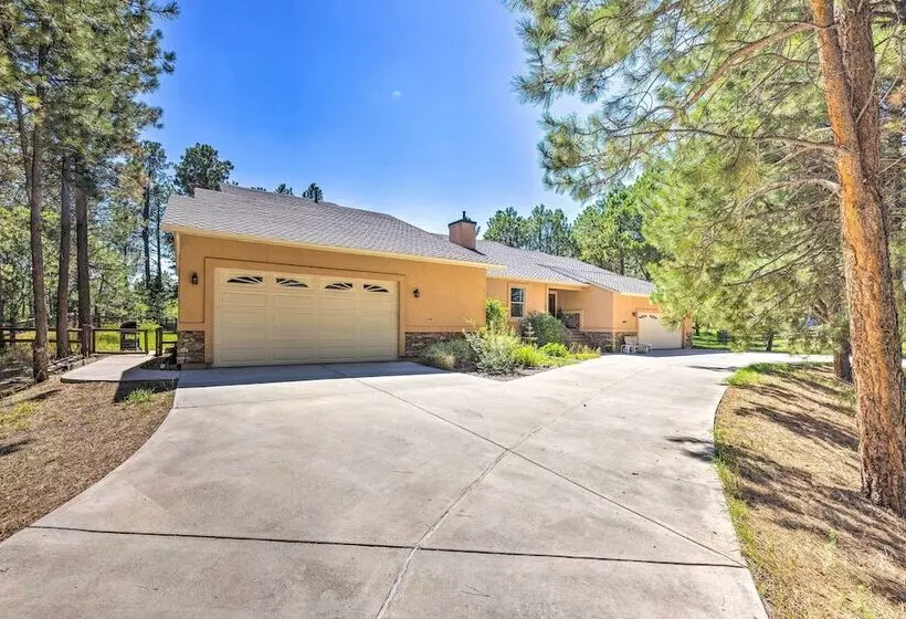 Serene Monument Sanctuary W/ Patio & Fire Pit!