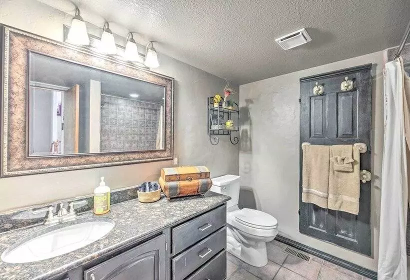 Serene Monument Sanctuary W/ Patio & Fire Pit!