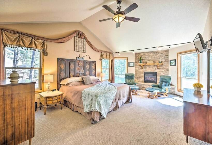 Serene Monument Sanctuary W/ Patio & Fire Pit!