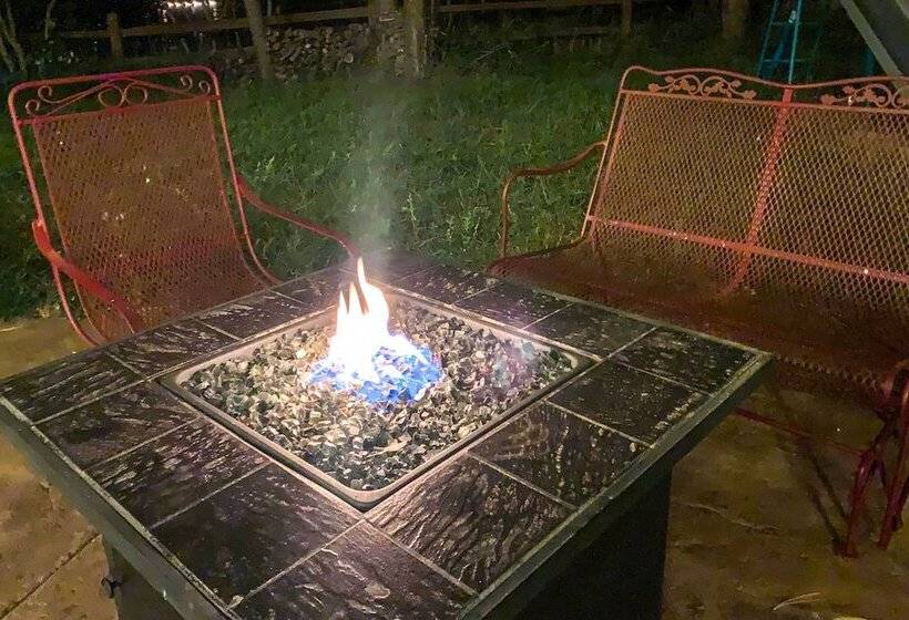 Serene Monument Sanctuary W/ Patio & Fire Pit!