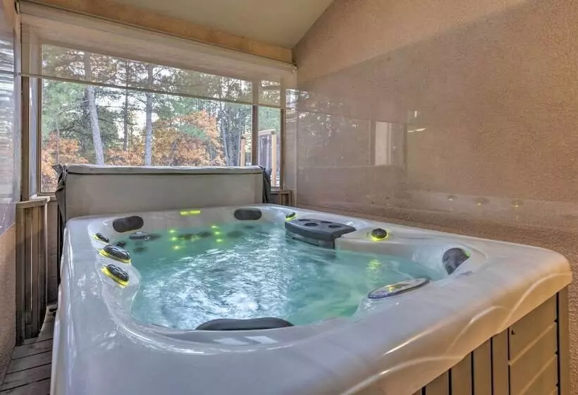 Serene Monument Sanctuary W/ Patio & Fire Pit!