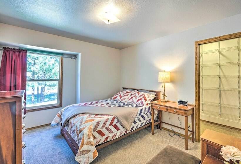 Serene Monument Sanctuary W/ Patio & Fire Pit!