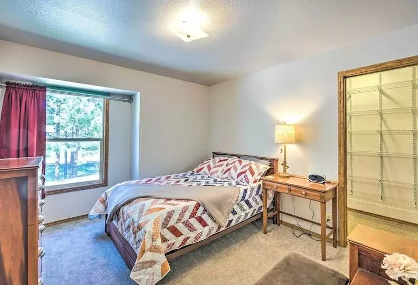 Serene Monument Sanctuary W/ Patio & Fire Pit!