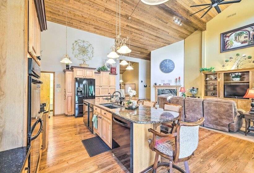 Serene Monument Sanctuary W/ Patio & Fire Pit!