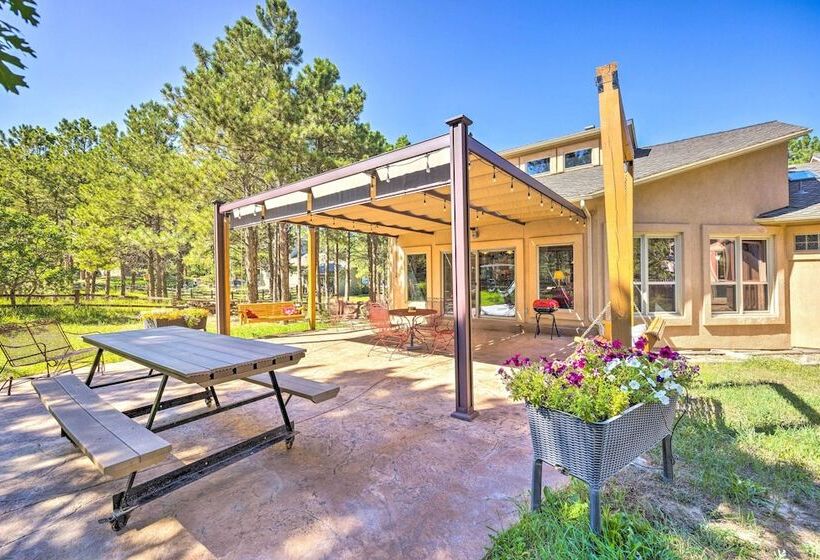 Serene Monument Sanctuary W/ Patio & Fire Pit!