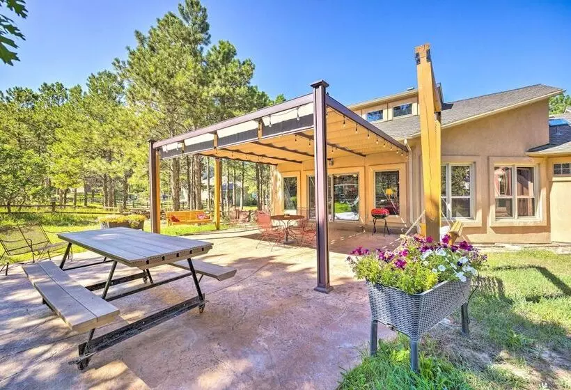Serene Monument Sanctuary W/ Patio & Fire Pit!