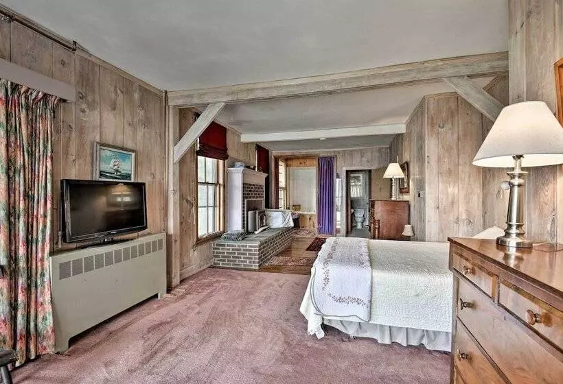 Skaneateles Lake Home: Water Views & Private Beach