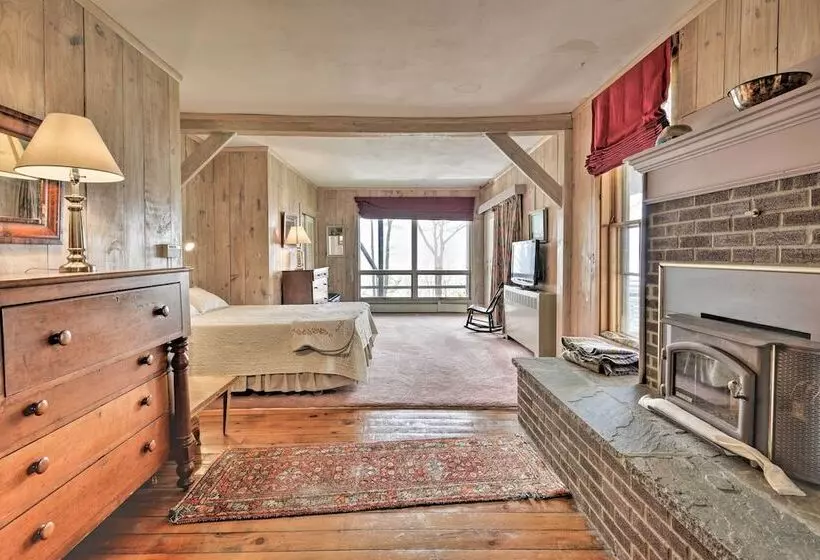 Skaneateles Lake Home: Water Views & Private Beach