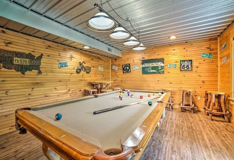 Gatlinburg Cabin W/ Home Theater & Hot Tub!