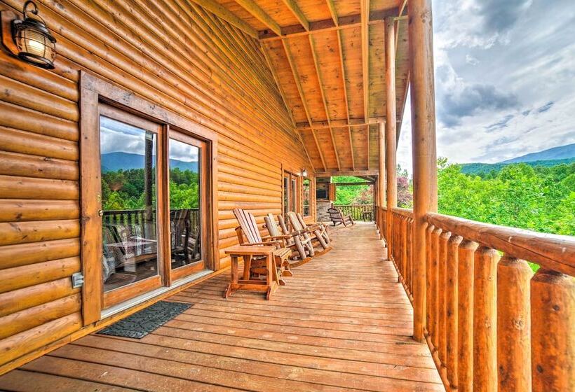 Gatlinburg Cabin W/ Home Theater & Hot Tub!