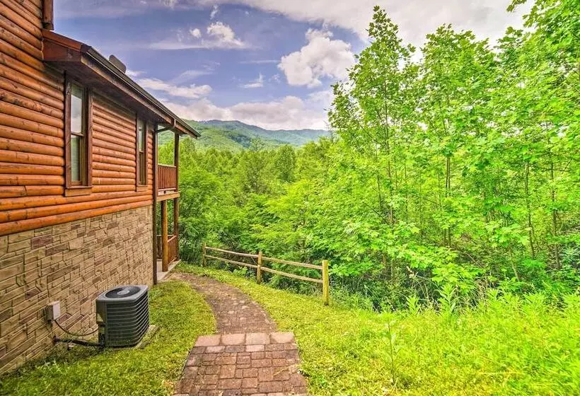 Gatlinburg Cabin W/ Home Theater & Hot Tub!
