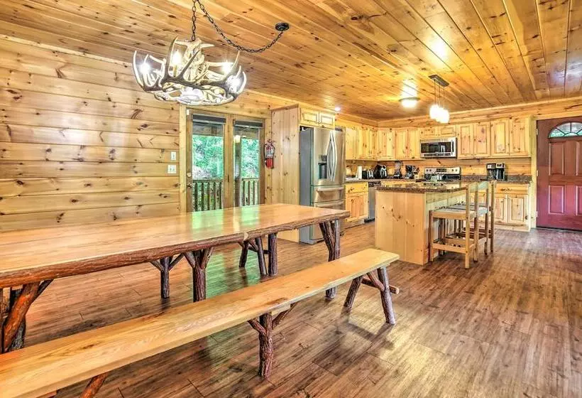 Gatlinburg Cabin W/ Home Theater & Hot Tub!
