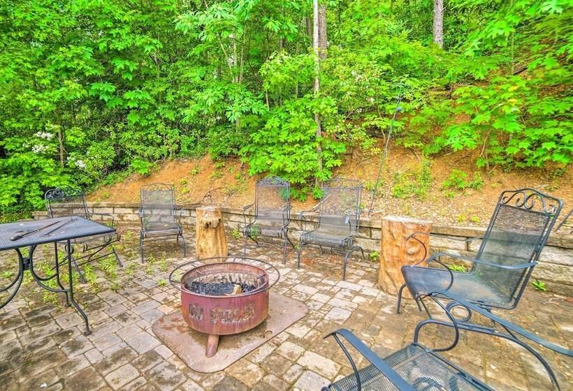 Gatlinburg Cabin W/ Home Theater & Hot Tub!