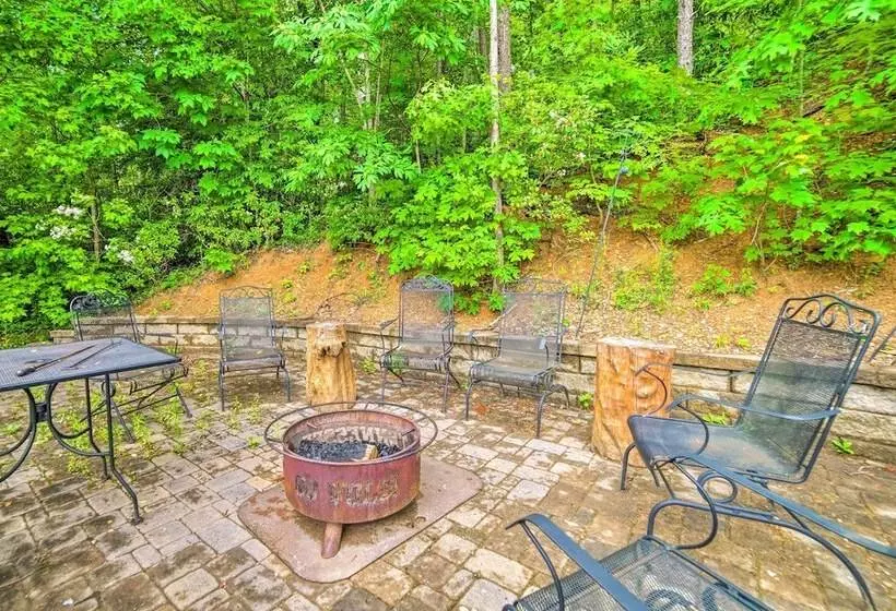 Gatlinburg Cabin W/ Home Theater & Hot Tub!