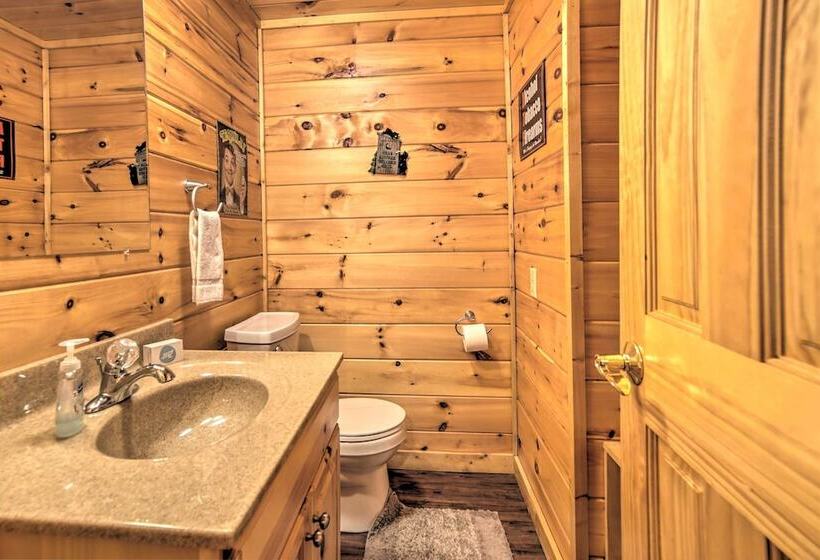 Gatlinburg Cabin W/ Home Theater & Hot Tub!