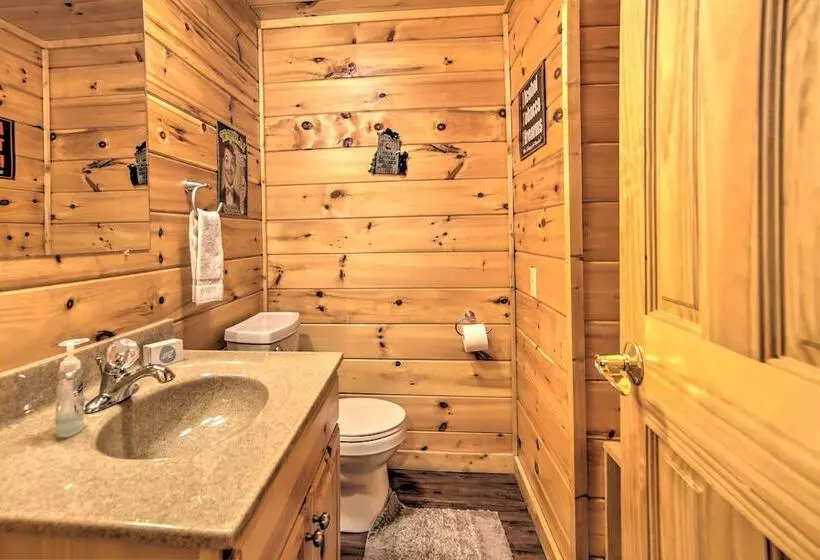 Gatlinburg Cabin W/ Home Theater & Hot Tub!