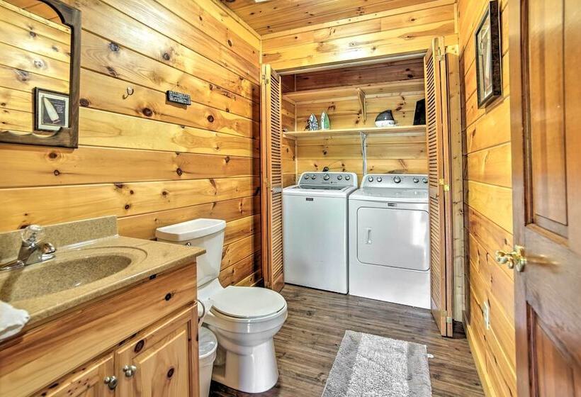 Gatlinburg Cabin W/ Home Theater & Hot Tub!