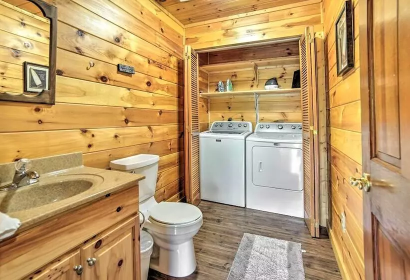 Gatlinburg Cabin W/ Home Theater & Hot Tub!