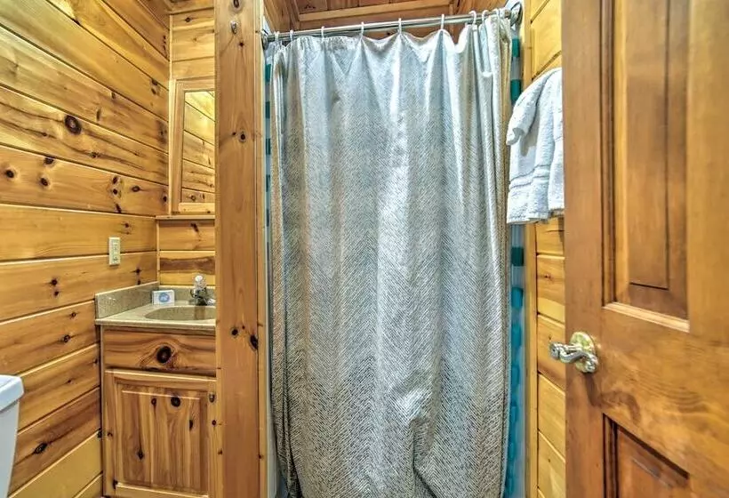 Gatlinburg Cabin W/ Home Theater & Hot Tub!