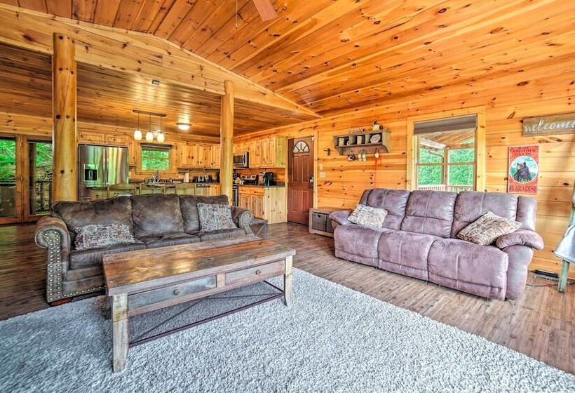 Gatlinburg Cabin W/ Home Theater & Hot Tub!