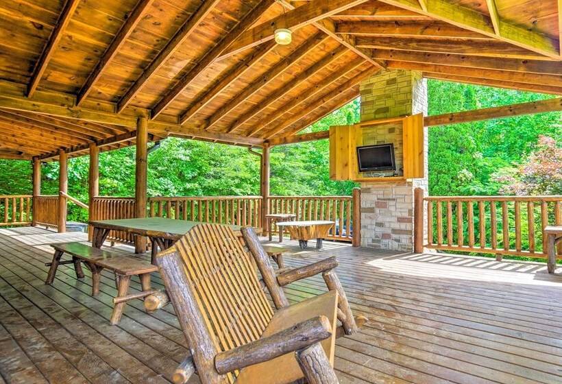 Gatlinburg Cabin W/ Home Theater & Hot Tub!