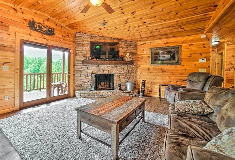 Gatlinburg Cabin W/ Home Theater & Hot Tub!
