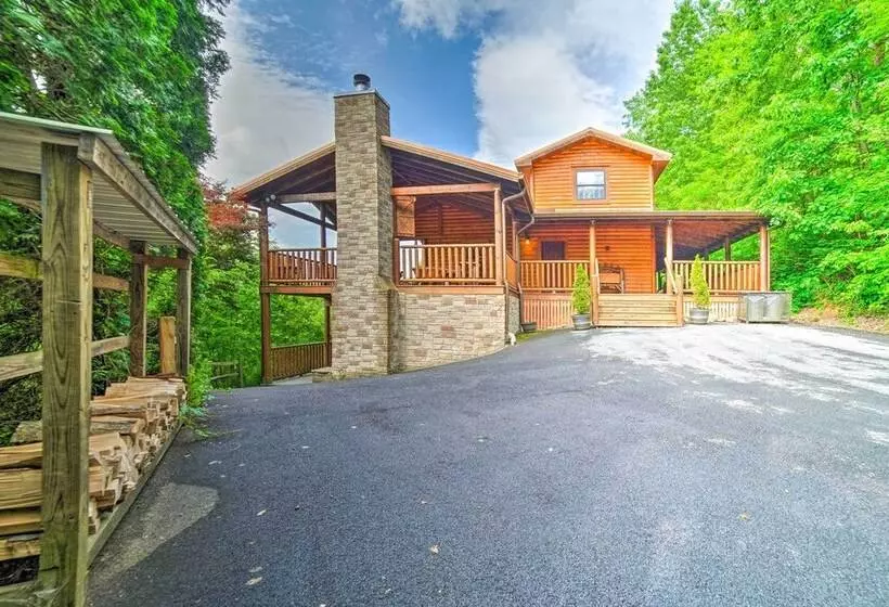 Gatlinburg Cabin W/ Home Theater & Hot Tub!