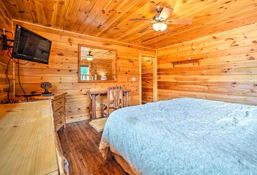 Gatlinburg Cabin W/ Home Theater & Hot Tub!