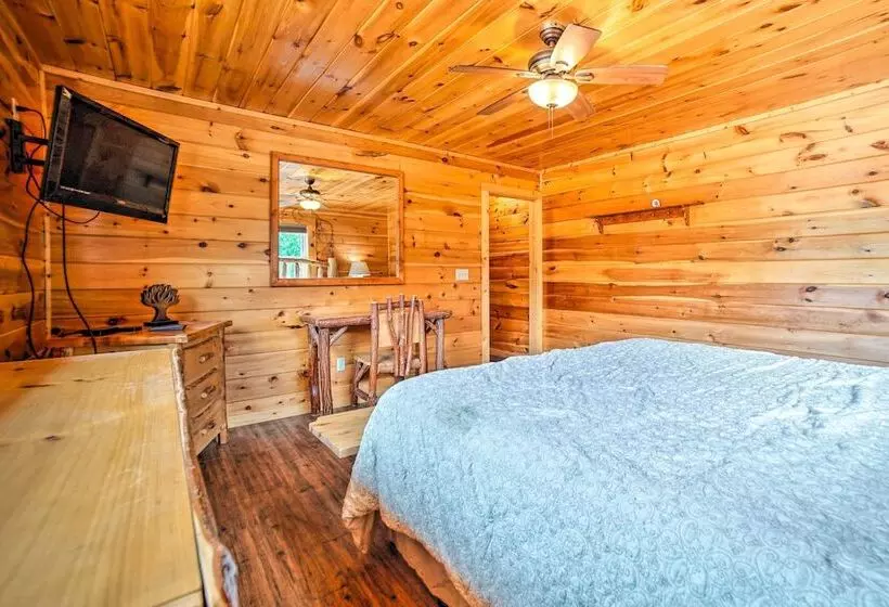 Gatlinburg Cabin W/ Home Theater & Hot Tub!