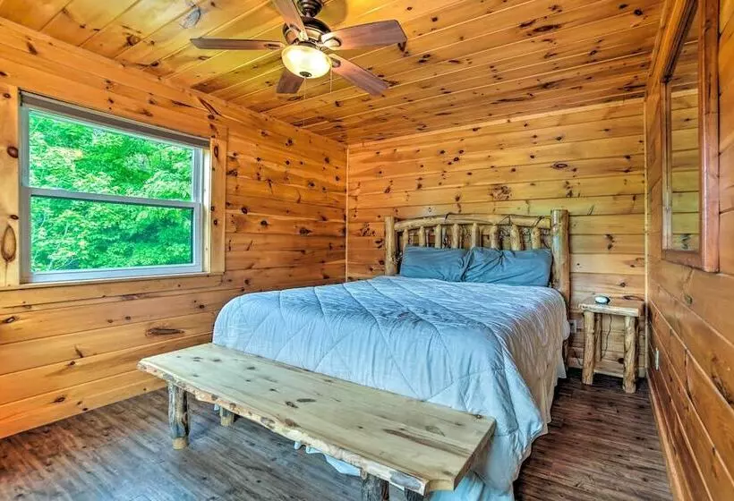 Gatlinburg Cabin W/ Home Theater & Hot Tub!
