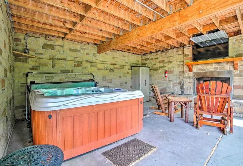 Gatlinburg Cabin W/ Home Theater & Hot Tub!