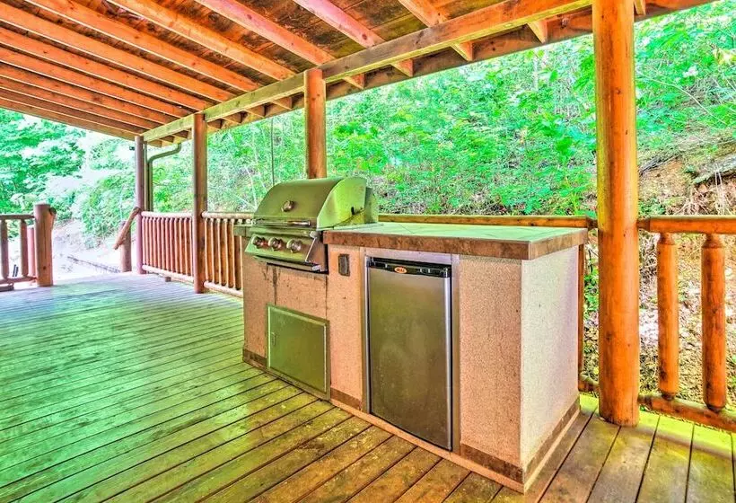 Gatlinburg Cabin W/ Home Theater & Hot Tub!