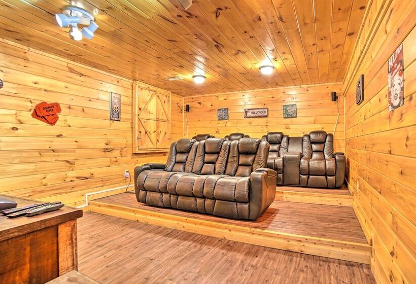 Gatlinburg Cabin W/ Home Theater & Hot Tub!
